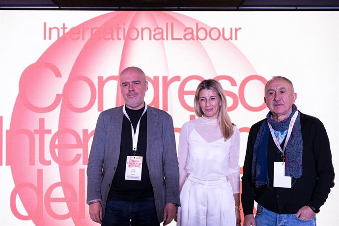 Archivo - (I-D) El secretario general de CCOO, Unai Sordo; la vicepresidenta segunda y ministra de Trabajo y Economía Social, Yolanda Díaz y el secretario general de UGT, Pepe Álvarez, durante la inauguración del primer ‘Congreso Internacional del Trabajo