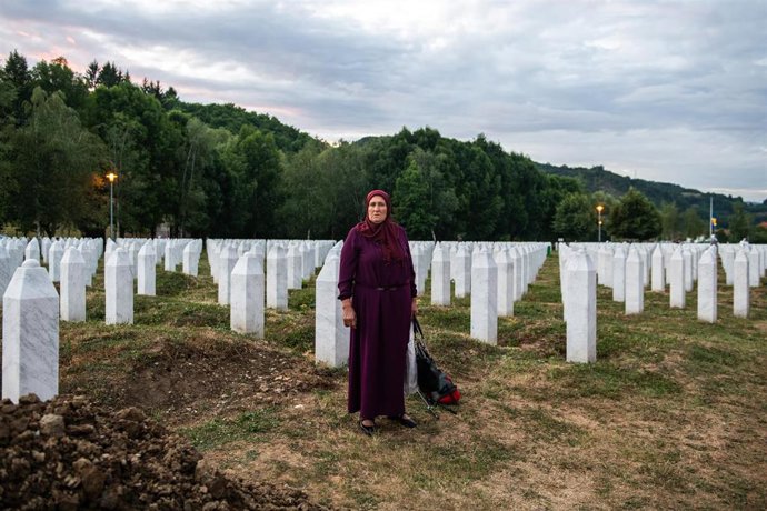 Archivo - Una mujer en un cementerio de víctimas de la matanza de Srebrenica 