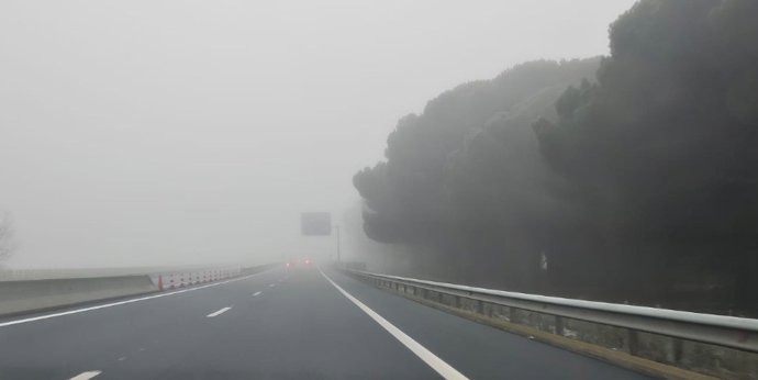 Archivo - Tramo de autovía afectada por la niebla