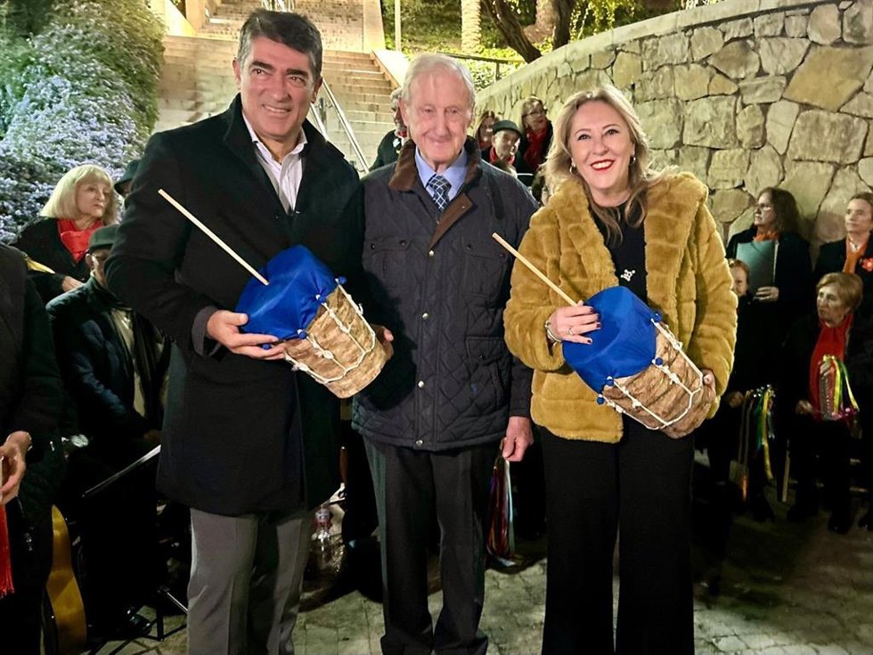 La consejera de Economía, Hacienda y Fondos Europeos de la Junta de Andalucía, Carolina España, en la entrega la Zambomba de Honor de la Asociación Pro-Tradiciones Malagueñas La Coracha en Málaga.