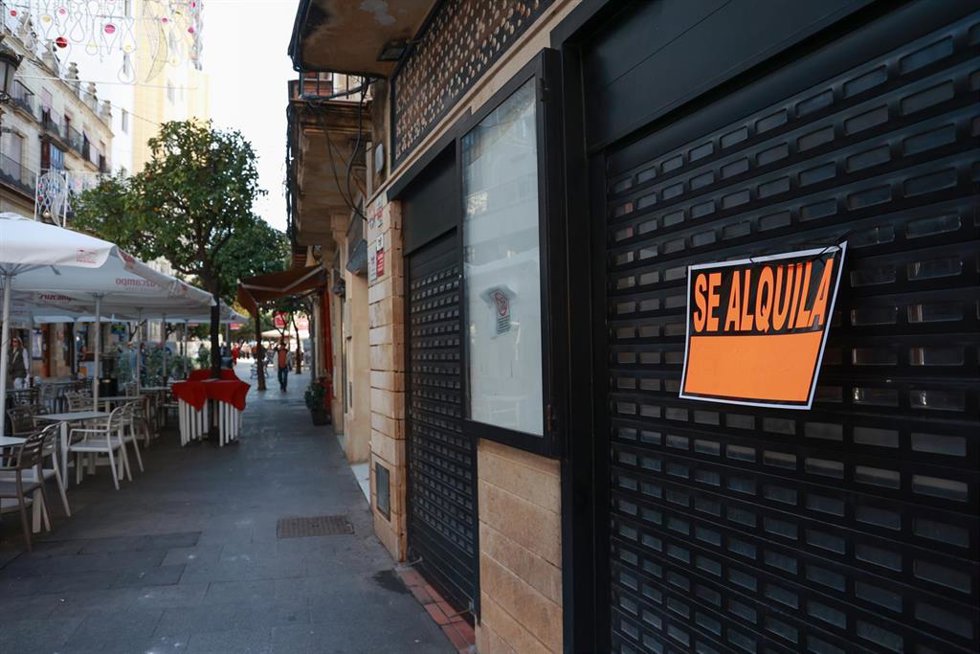Un local comercial cerrado y con un cartel de alquiler en Jerez.