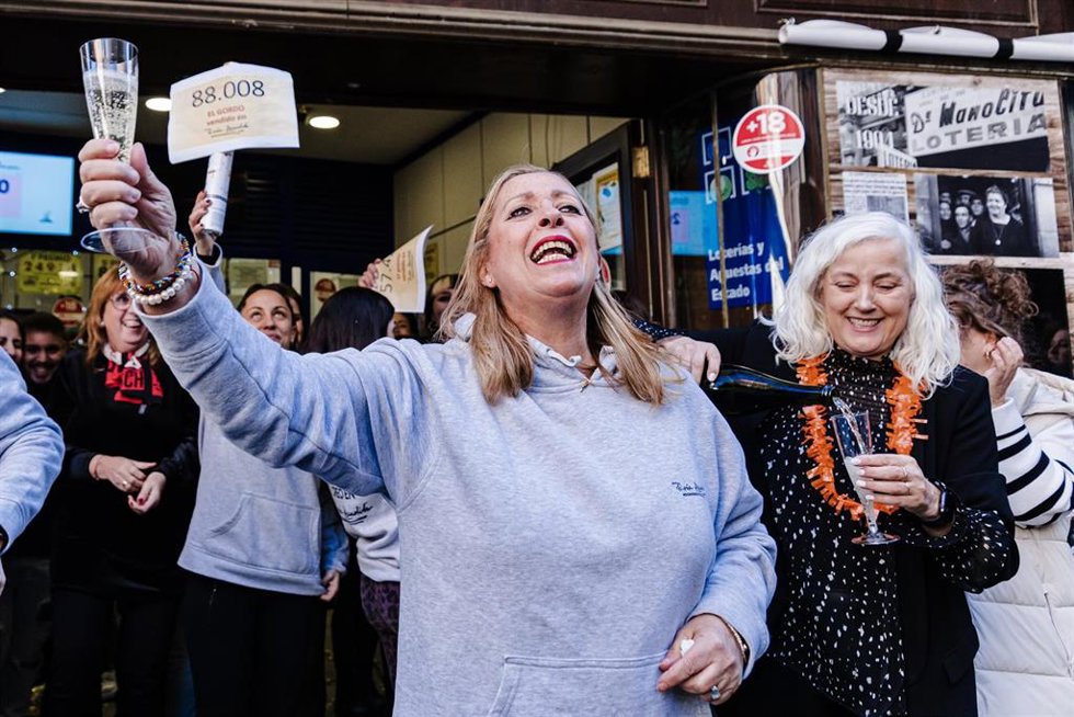 Archivo - Agraciados con el Primer Premio del Sorteo Extraordinario de Lotería de Navidad 2023 correspondiente al número 88008 celebran su suerte en la administración Doña Manolita, a 22 de diciembre de 2023, en Madrid (España). Hoy se celebra el Sort