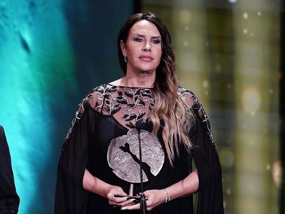 Los actores Enrique Arce y Karla Sofía Gascón entregan un premio durante la gala de la 31 edición de los Premios José María Forqué, en el Palacio Municipal de IFEMA, a 13 de diciembre de 2025, en Madrid (España).