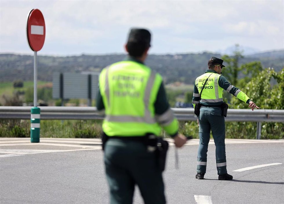 Archivo - Dos agentes de la Guardia Civil en un control de tráfico en el kilómetro 34 de la A-1, el día que comienza la operación salida del puente de mayo 2022, a 29 de abril de 2022, en Madrid (España).