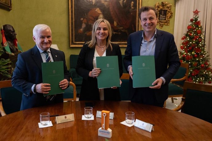 La alcaldesa de Granada, Marifrán Carazo, en la firma de un convenio del Ayuntamiento de Granada con GPU Solutions, Nvidia y Lenovo.