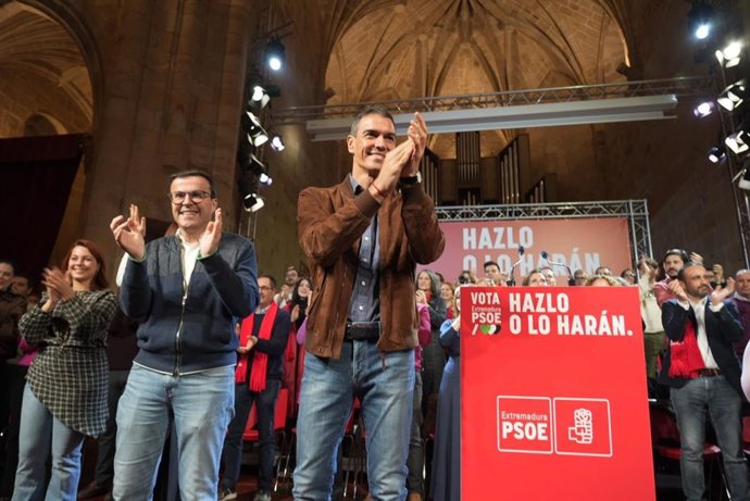 O candidato socialista à presidência do Governo Regional da Extremadura, Miguel Ángel Gallardo, junto com o Presidente do Governo e Secretário Geral do PSOE, Pedro Sánchez, em um evento de campanha em Cáceres.
