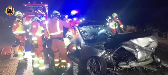 Dos heridos en una colisión entre dos vehículos en la CV-590 a su paso por Estubeny (Valencia)