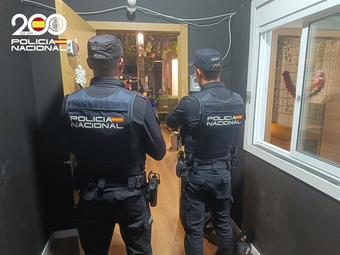 Agentes de la Policía Nacional durante el registro de la asociación cannábica