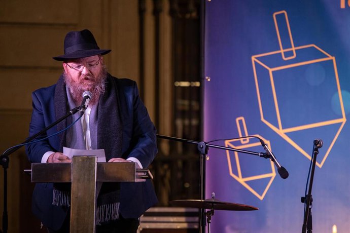 Archivo - El rabino David Libersohn en la plaza Sant Jaume de Barcelona durante la Janucá el 12 de diciembre de 2023