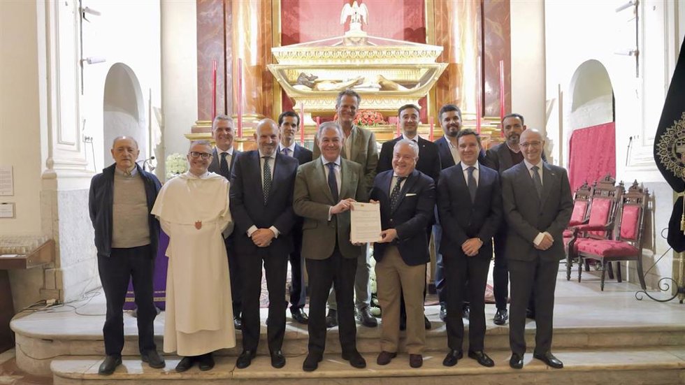 El Ayuntamiento de Sevilla y la Hermandad del Santo Entierro firman el convenio para la segunda fase de las obras en la iglesia de San Gregorio.