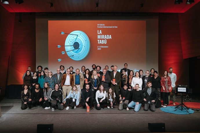 Foto de familia de la gala del Festival Internacional de Cine La Mirada Tabú.