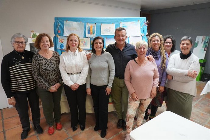La diputada de Igualdad de Almería, Lorena Nieto, y el alcalde de Carboneras, Salvador Hernández, junto a algunas de las alumnas del taller de pintura de los Talleres 'Carmen de Burgos'.