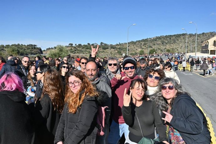 Fans de Robe Iniesta hacen cola a las puertas del Palacio de Congresos de Plasencia para homenajear al músico placentino