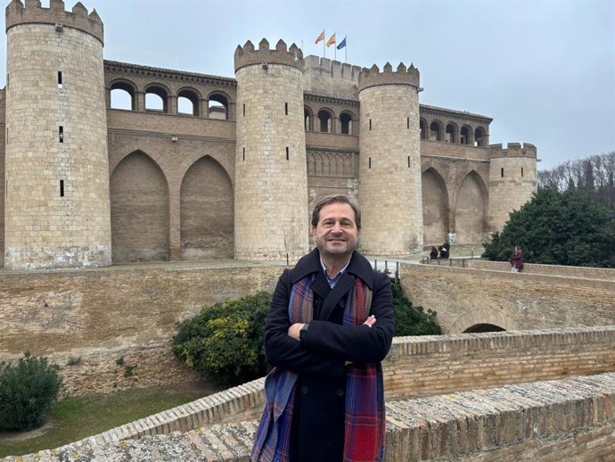 El portavoz del PP en las Cortes, Fernando Ledesma, frente al palacio de la Aljafería este domingo.
