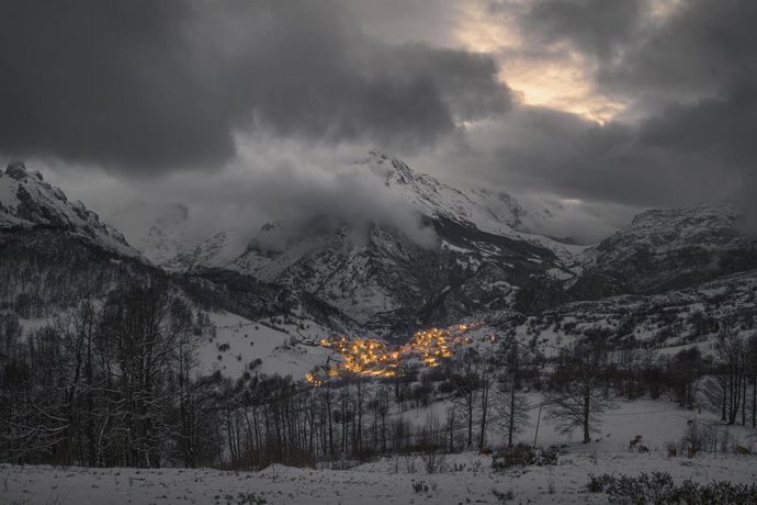 Archivo - El pueblo de Sotres (Cabrales) en una de las instantáneas del video.
