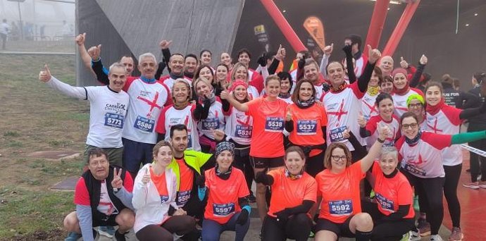 Grupo de corredores del Departamento de Sanidad que han participado este domingo en la XI Carrera de Empresas ESIC de Zaragoza, entre ellos el consejero de Sanidad, José Luis Bancalero.