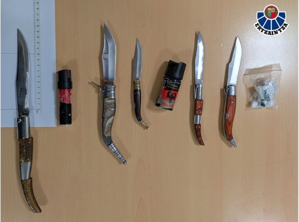 Armas blancas localizadas en el dispositivo de control en las inmediaciones de una discoteca de Barakaldo.