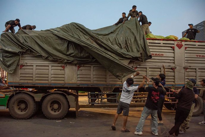 December 13, 2025, Phnom Penh, Phnom Penh, Cambodia: Beung Kok, Phnom Penh, Cambodia. Thousands of mainly young people rallied to an aid collection centre, to sort and load provisions onto trucks bound for conflict areas along the Cambodian-Thai border. P