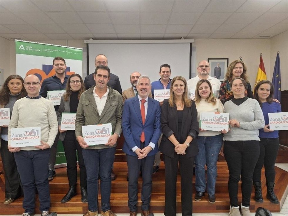 La Delegación Territorial de la Consejería de Sanidad en Sevilla ha concedido la distinción 'Zona Cardioasegurada' a quince nuevas entidades en la provincia.