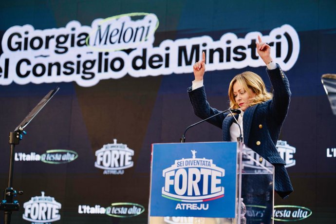 14 de dezembro de 2025, Roma, ITÁLIA: A primeira-ministra da Itália, Giorgia Meloni, participa da reunião política Atreju, organizada pelos jovens militantes do partido de direita italiano Irmãos da Itália (Fratelli d'Italia), em 14 de dezembro de 2025, e