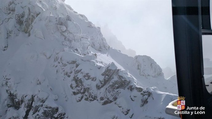 Rescatan a dos montañeros enriscados a unos diez metros de la cumbre del Almanzor en Ávila