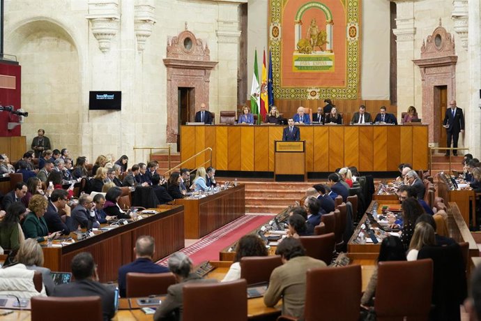 El presidente de la Junta de Andalucía, Juanma Moreno, interviene en lo que es el último Debate de la Comunidad Autónoma de la actual legislatura. A 27 de noviembre de 2025 en Sevilla (Foto de archivo).
