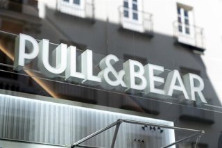 Archivo - Un cartel de una tienda Pull & Bear, del grupo Inditex, a 5 de marzo de 2022, en Madrid (España).
