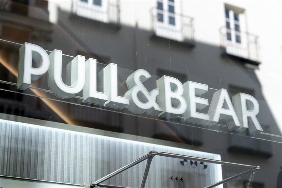 Archivo - Un cartel de una tienda Pull & Bear, del grupo Inditex, a 5 de marzo de 2022, en Madrid (España).