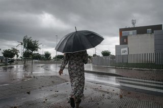 Archivo - Una mujer camina bajo la lluvia, a 2 de septiembre de 2023, en Castellón