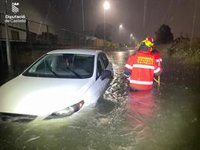 Bomberos rescatan a dos personas que habían quedado atrapadas en su vehículo en una calle inundada en Vila-real