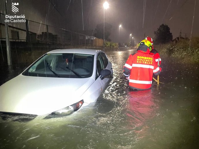 Rescatan a dos personas atrapadas en su vehículo en una calle inundada en Vila-real (Castellón)