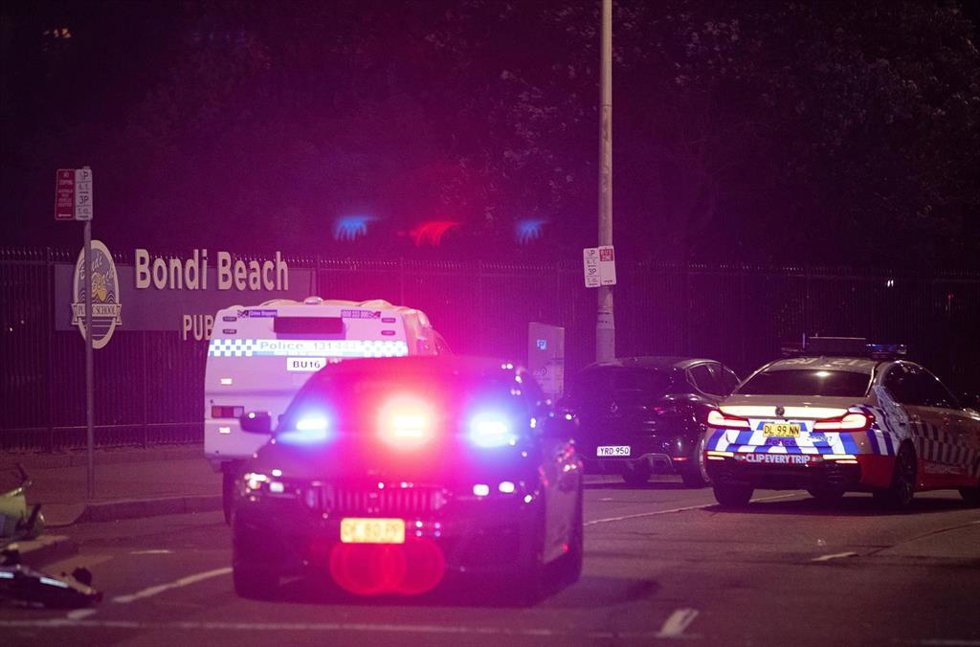Policía en la playa de Bondi, en Sídney (Australia)