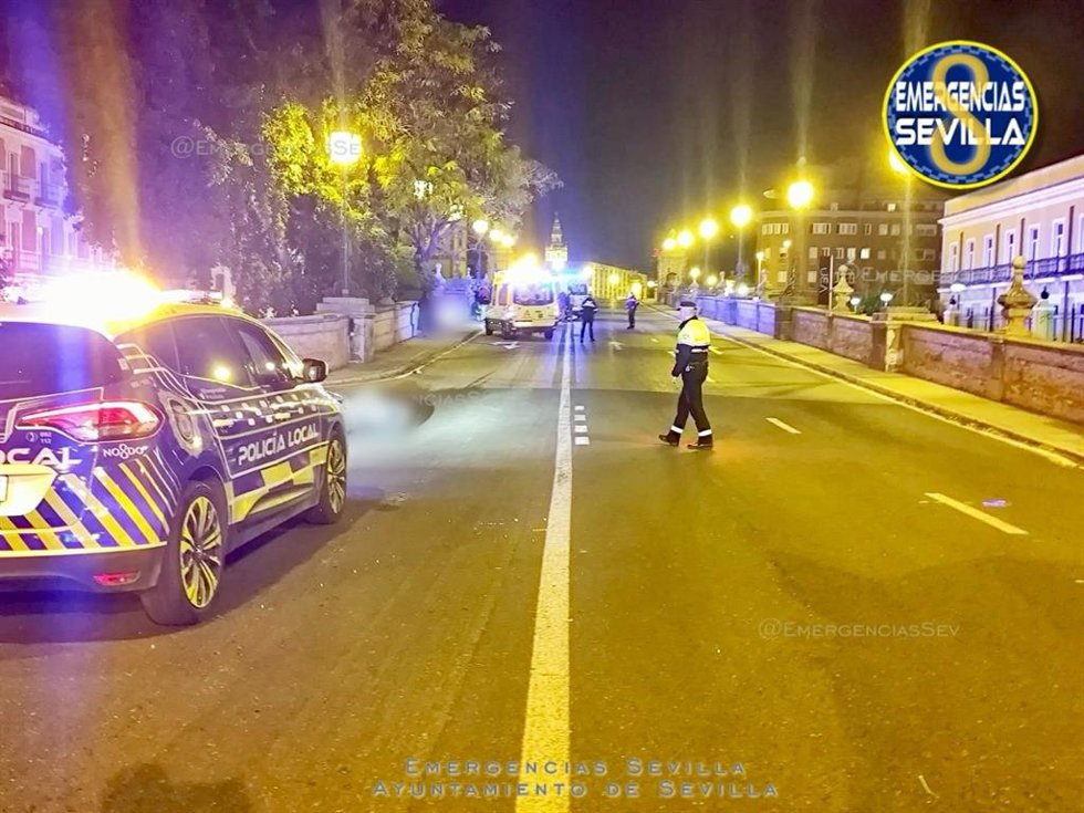 Imagen del corte de tráfico en el Puente de San Bernardo tras el accidente.