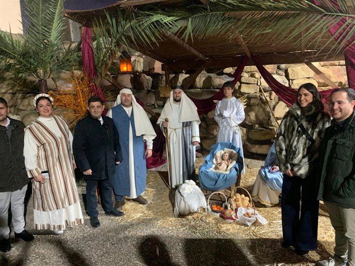 El presidente de la Diputación de Jaén, Paco Reyes, junto al alcalde de Ibros, Juan Matías Reyes, en la apertura del XIII Belén Viviente de esta localidad de la comarca de La Loma y Las Villas.