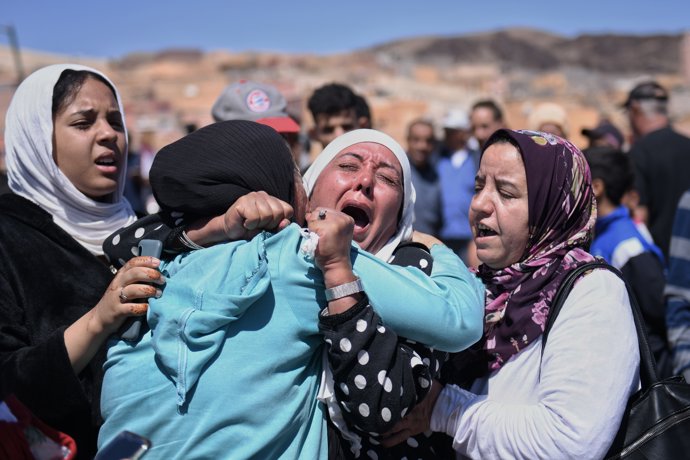 Mujeres lloran la perdida de sus seres queridos fallecidos en el terremoto, a 10 de septiembre de 2023, en Moulay Brahim, provincia de Al Haouz (Marruecos). Al menos 2.012 personas han muerto y otras 2.059 han resultado heridas, 1.
