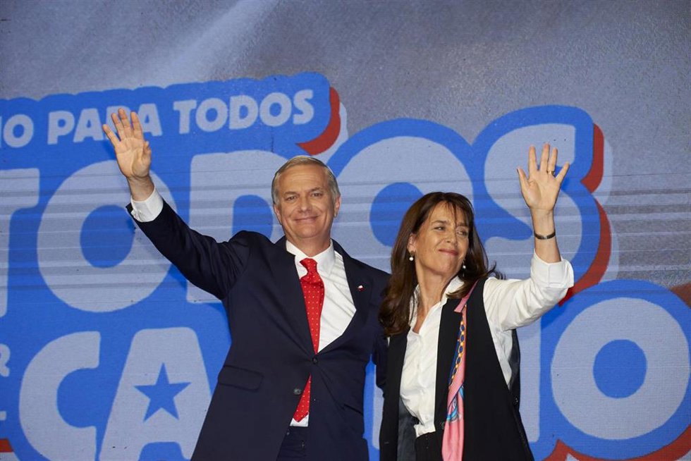 El presidente electo de Chile, Jose Antonio Kast, junto a su esposa