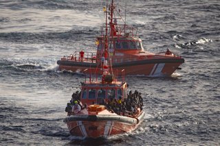 Archivo - Dos lanchas de Salvamento Marítimo tras el rescate de un cayuco cerca del Puerto de la Restinga, a 30 de noviembre de 2024, en El Hierro, Santa Cruz de Tenerife, Tenerife, Canarias (España). En el rescate que ha necesitado la intervención de dos