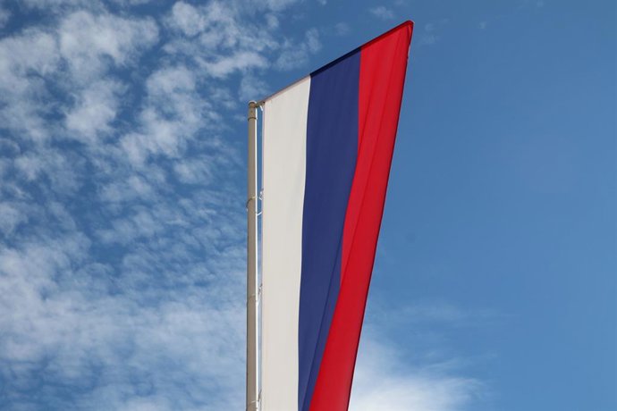 Archivo - October 18, 2025, Sochi, Russia: The flag of Russia is blowing in the wind in the Krasnodar Territory, not far from Sochi, on the territory of the Year-round Rosa Khutor ski resort in the Russian Federation.