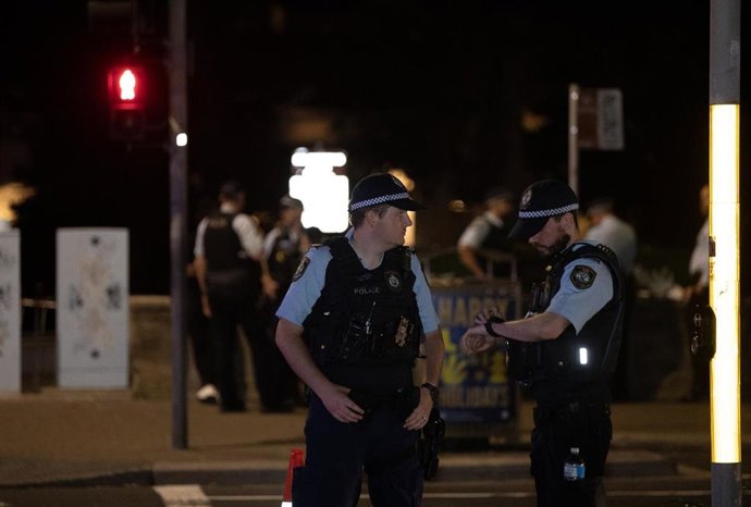 Agentes de Policía cerca del lugar del tiroteo en la playa de Bondi, en la ciudad australiana de Sídney