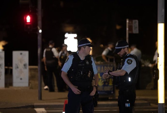 SYDNEY, Dec. 14, 2025 -- Policiais são vistos perto do local do tiroteio em Bondi Beach, em Sydney, Austrália, em 14 de dezembro de 2025. Pelo menos 12 pessoas morreram após um tiroteio na praia de Bondi, em Sydney, na noite de domingo, disse o primeiro-m
