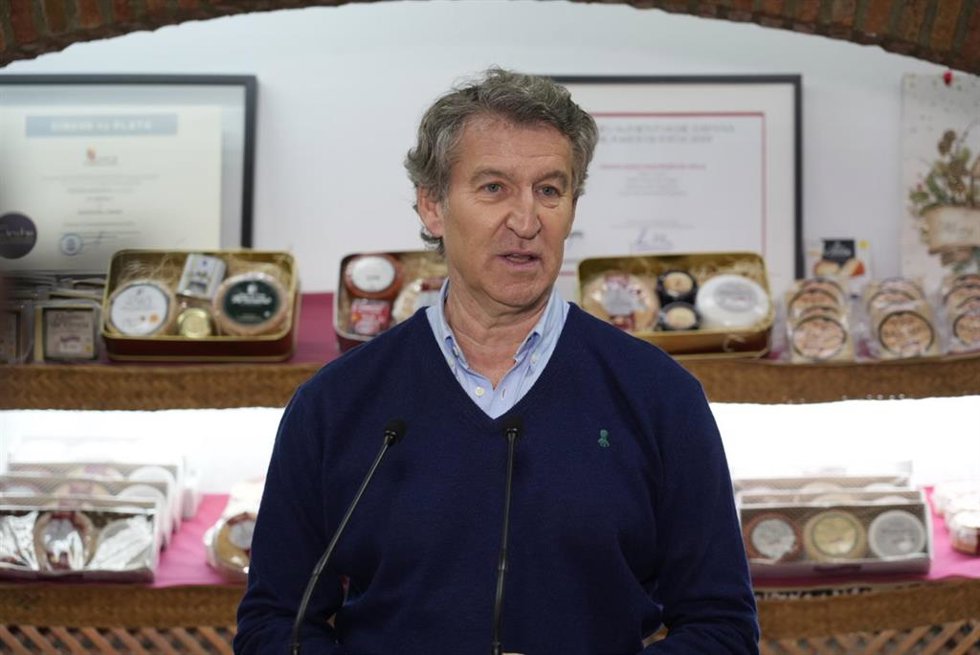 El presidente del PP, Alberto Núñez Feijóo, atiende a los medios tras la visita a la fábrica de Quesos del Casar, a 5 de diciembre de 2025, en Casar de Cáceres, Cáceres, Extremadura (España). 