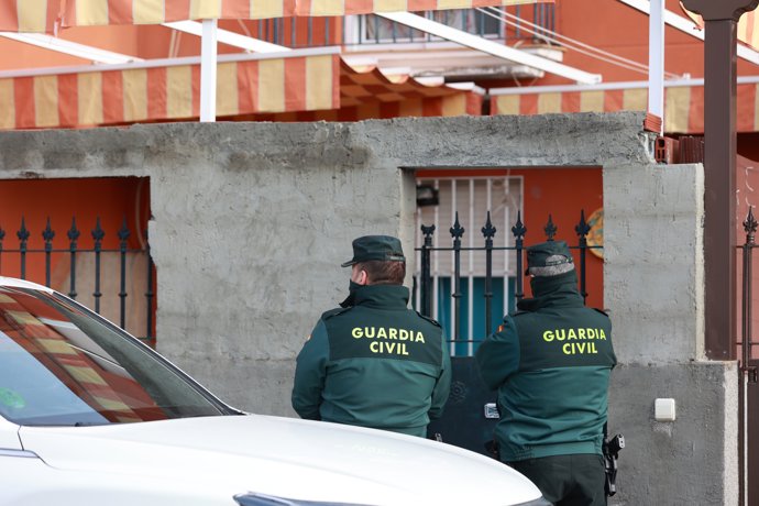 Agentes de la Guardia Civil en el exterior de la vivienda de la mujer encontrada muerta en La Algaba (Sevilla)