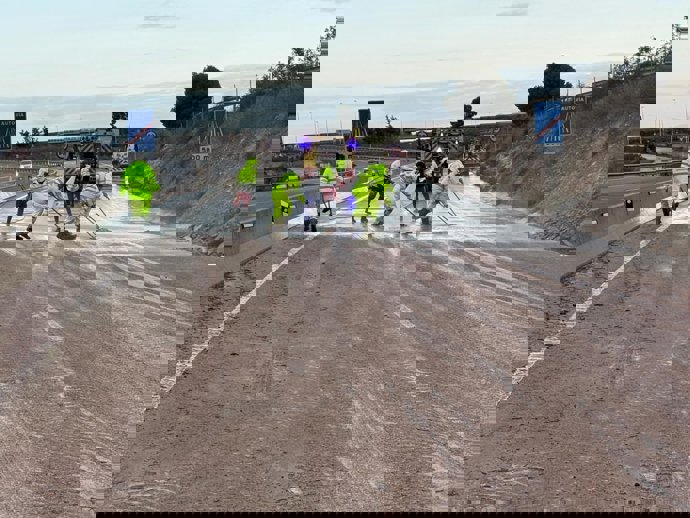 Servicios de Carreteras trabajando en la limpieza de las vías por las lluvias