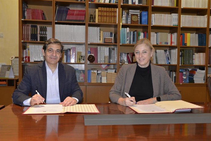 La vicerrectora de Innovación, Coordinación y Desarrollo Institucional, Ángela González, y el director del CEEI de Ciudad Real, José María Cabanes, en la firma del acuerdo.