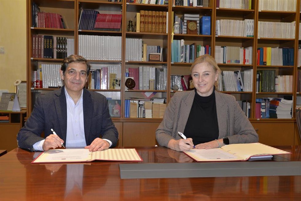 La vicerrectora de Innovación, Coordinación y Desarrollo Institucional, Ángela González, y el director del CEEI de Ciudad Real, José María Cabanes, en la firma del acuerdo.