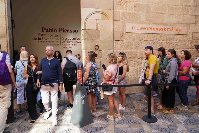 Archivo - Turistas y residentes hacen colas para visitar el museo Picasso Málaga en el XXI aniversario de la pinacoteca. A 21 de octubre de 2024, en Málaga (Andalucía, España). 