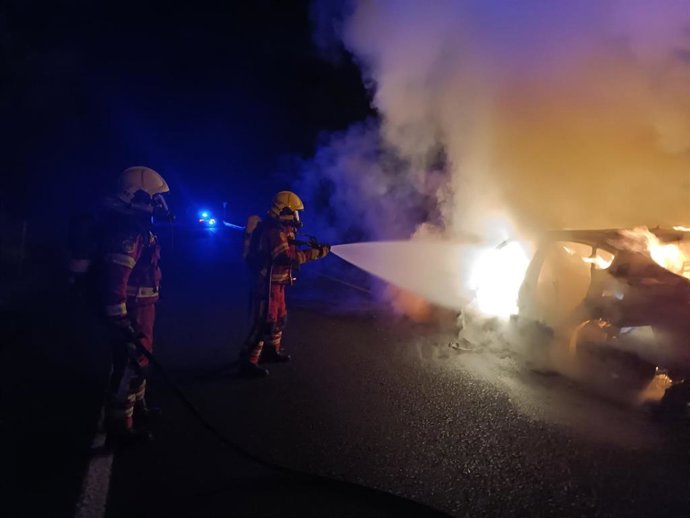 Bomberos del 112 apagan el fuego en el vehículo incendiado en la A-8, en Hazas de Cesto