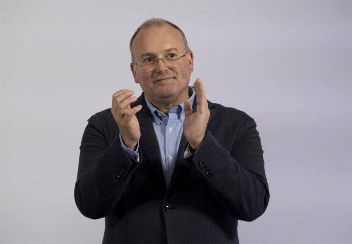 O secretário-geral do PP, Miguel Tellado, durante a celebração do almoço de Natal do PP, no hotel Ciudad de Vitoria, em 13 de dezembro de 2025, em Vitoria, Álava, País Basco (Espanha).