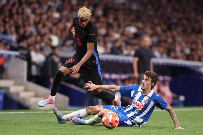 Archivo - Lamine Yamal of FC Barcelona and Carlos Romero of RCD Espanyol in action during the Spanish league, La Liga EA Sports, football match played between RCD Espanyol and FC Barcelona at RCDE Stadium on May 15, 2025 in Cornella, Barcelona, Spain.