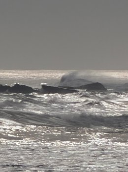Imagen del pesquero portugués que naufragó en la desembocadura del río Miño.